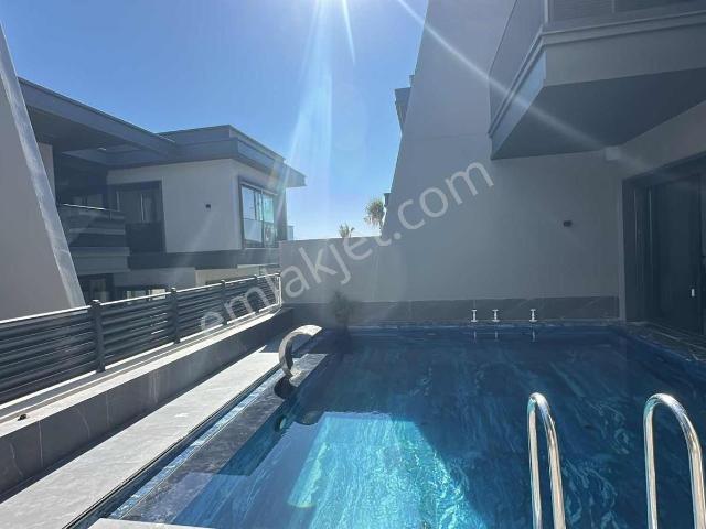 Kuşadası Soğucak'ta Sıfır Havuzlu 6+1 Tripleks Lüks Villa