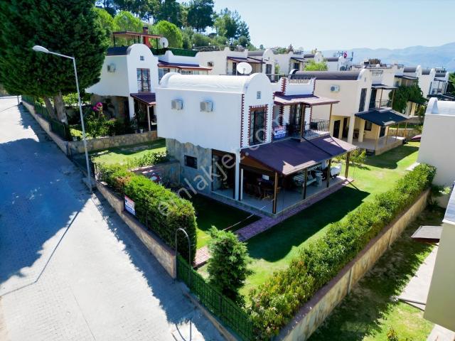 Kuşadası Soğucak Bakü Sitesinde Tam Müstakil Satılık Villa