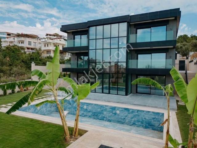 Kuşadası Soğucak’ta Panoramik Deniz Manzaralı | Ultra Lüks | 5+2 Modern Villa