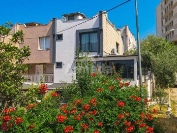 Kuşadası Türkmen'de Tamamen Yenilenmiş, Bahçeli Lüks Villa