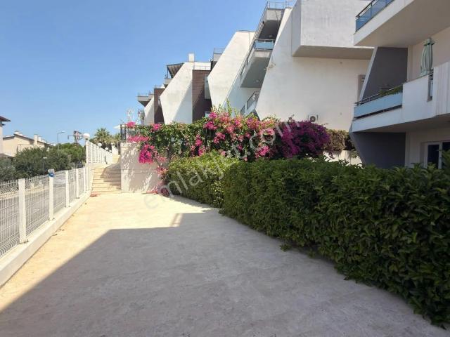 Kuşadası Türkmen'de Havuzlu Sitede Deniz Manzaralı Çatı Dubleks Daire