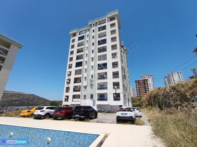 Kuşadası Uydukent'de Aile Sitesi İçerisinde 2+1 Satılık Daire