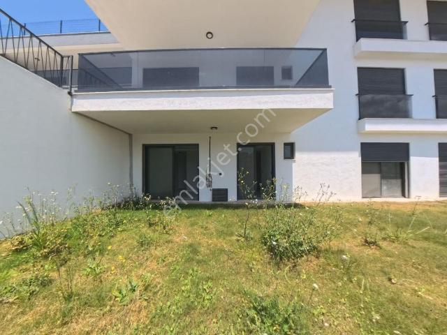 Kuşadası Yılancı Burnu'nda Havuzlu Sitede Bahçeli 1+1