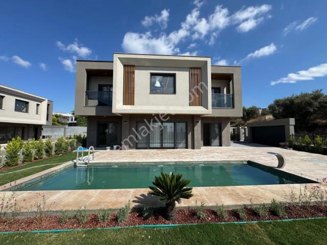 Kuşadası Yavansu’da Müstakil Havuzlu, Akıllı Ev Sistemli Lüks Villa
