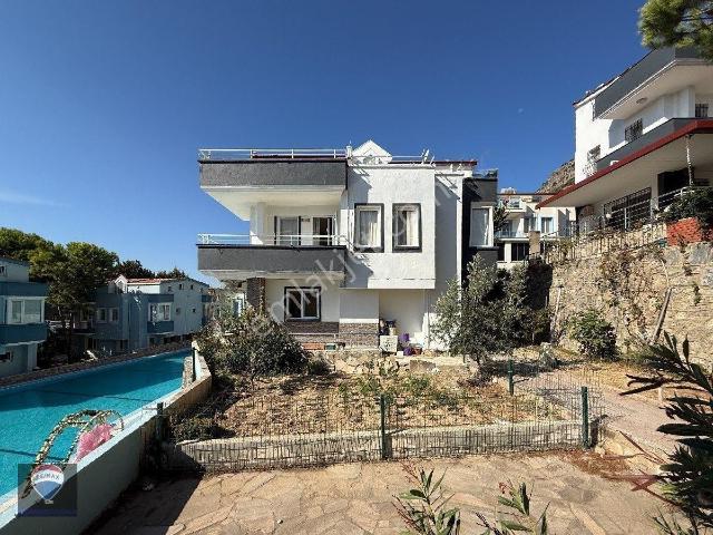 Kuşadası Yavansu Da, Yenilenmiş, Eşyalı, Havuz Cepheli,tripleks Villa