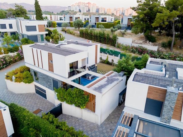 Kuşadası Yavansu'da 570 M2 Arsaya Sahip 5+1 K.otopark Lüks Villa
