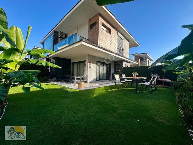 Kuşadası Yavansu'da Köşe Konumlu Ortak Havuzlu Geniş Bahçeli 3+1 Villa