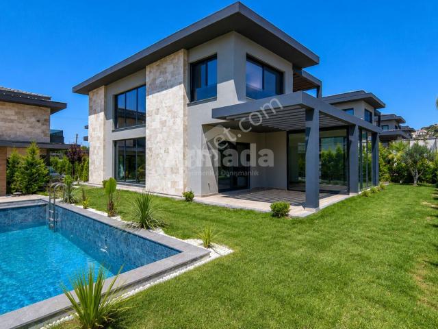 Kuşadası Yavansuda Korupark Konakları Sitesinde 4+1 Sıfır Villa