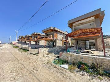 Kuşadası Yayla Köy'de Satılık Özel Havuzlu Köşe Konumlu 4+1 Villa