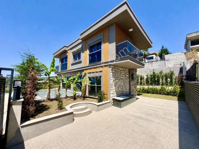 Kuşadası Yaylaköy'de Deniz Manzaralı Hamam Saunalı Villa