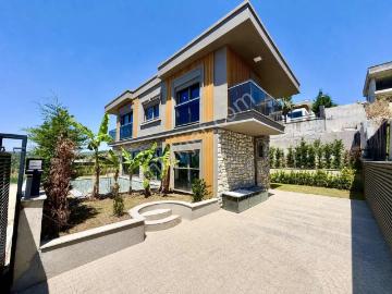 Kuşadası Yaylaköy'de Deniz Manzaralı Hamam Saunalı Villa