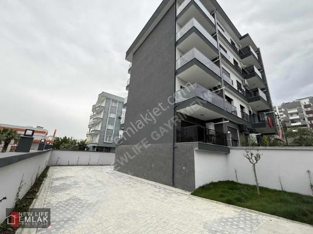 Kuşadası Yolun Deniz Tarafında Merkezi Konumlu Satılık Daire