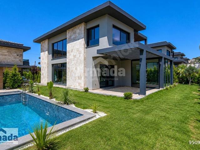 KUŞADASI YAVANSUDA KORUPARK KONAKLARI SİTESİNDE 4+1 SIFIR VİLLA