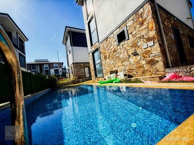 KUŞADASI DAVUTLAR MERKEZDE SATILIK ASANSÖRLÜ 3+1 VİLLA