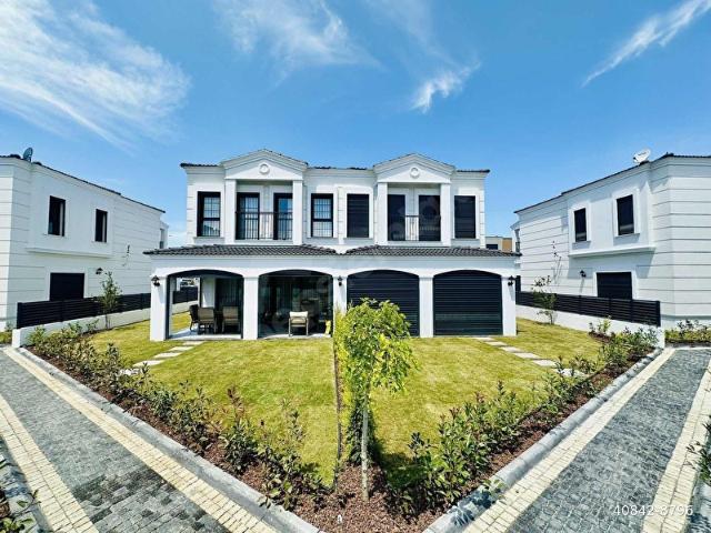 KUŞADASI DAVUTLARDA SADE VE ŞIK 3+1 GENİŞ BAHÇELİ VİLLALAR