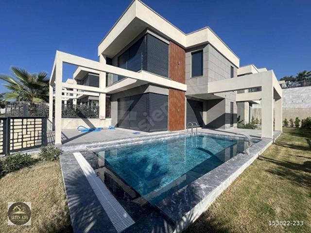 KUŞADASI MERKEZ FUL DENİZ MANZARALI TEK MÜSTAKİL SATILIK VİLLA