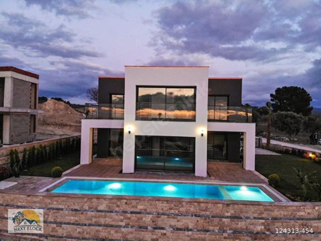 KUŞADASI MERKEZİNDE 500 M2 ARSA İÇİNDE 4+1 MÜSTAKİL VİLLA