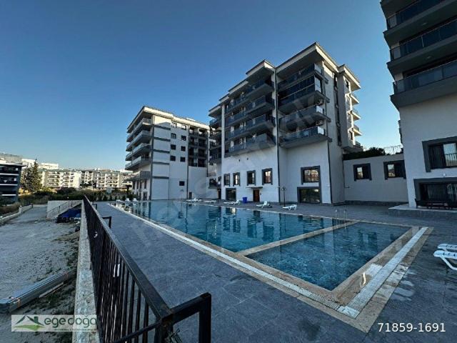 KUŞADASI MERKEZİ KONUM KAPALI OTAPARK OLİMPİK HAVUZ HAVUZ CEPHELİ 2+1 EMSALLERİNDEN UYGUN DAİRE