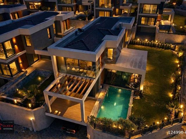 KUŞADASINDA 5+1 ÖZEL HAVUZLU DENİZ MANZARALI ULTRALÜKS VİLLA