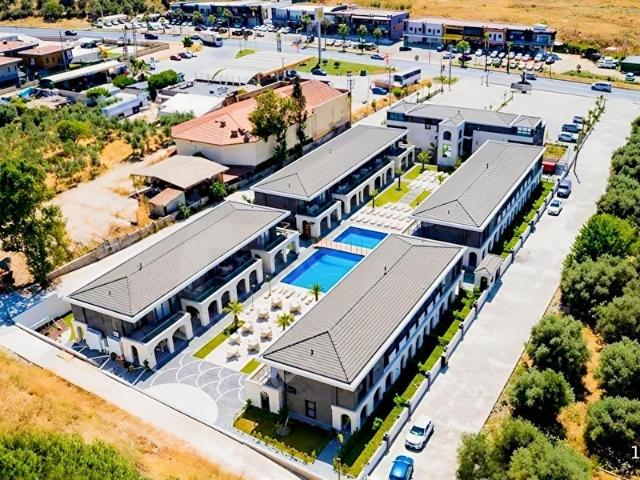 KUŞADASINDA DENİZE 200 METRE HAVUZLU SİTEDE FULL EŞYALI 1+1