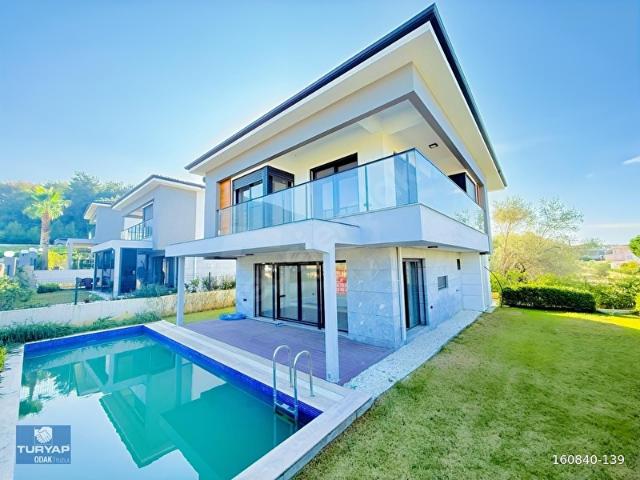 KUŞADASINDA DENİZE 650 M SİTE İÇERİSİNDE 4+1 SATILIK SON VİLLA