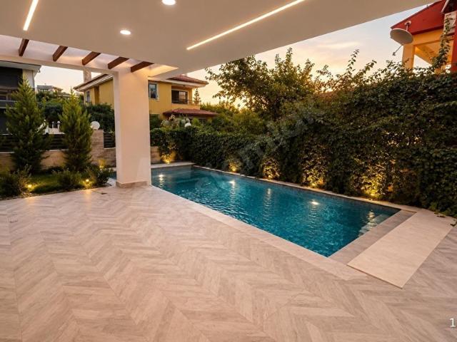 KUŞADASINDA HARİKA KONUMDA HAVUZLU MÜSTAKİL 4+1 SATILILK VİLLA