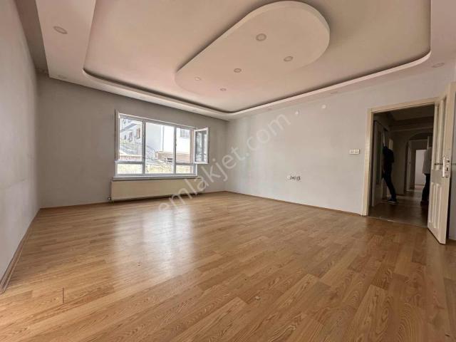 Kuşcağız Cad. Üzeri İkinci Ara Kat 135 M2 Full Yapılı Kaçmaz !