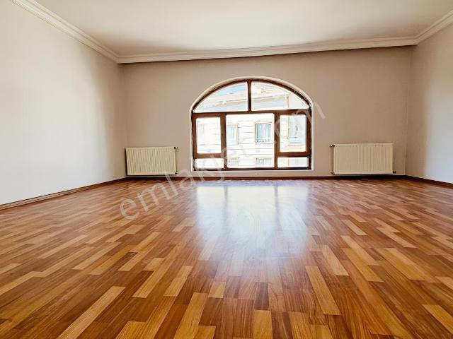 Kuşcagızda Tarhanlar Cadde De geniş M2 3+1 Katta Daire