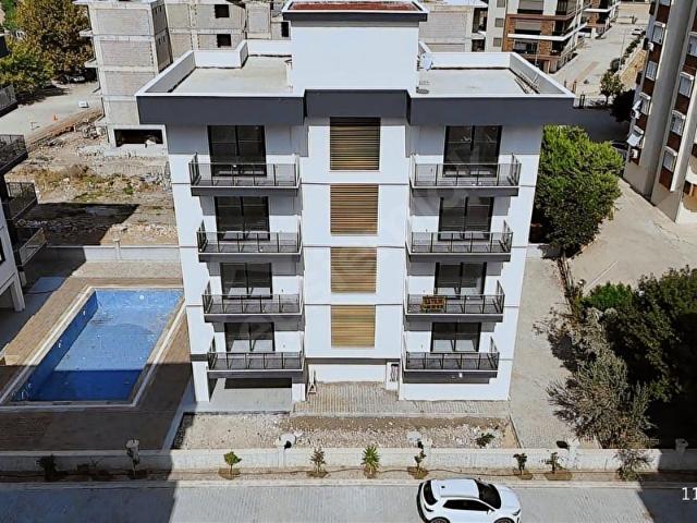 KUM MAHALLESİNDE HAVUZLU SİTE İÇİ VE İSKANLI GENİŞ 1+1 DAİRE