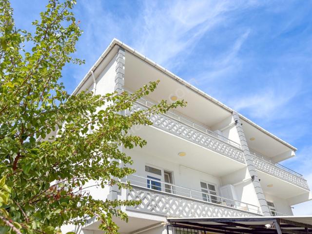 Kumbağ Caddeye Ve Denize Yakın Eşyalı 2+1 Kiralık Daireler