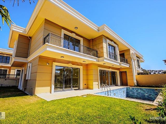 Kumburgaz da Deniz Manzaralı 5.5+1, Havuzlu ve Asansörlü Villa