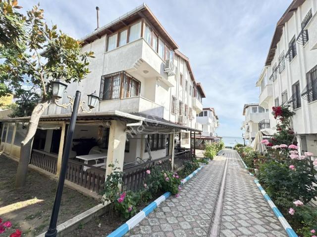 Kumburgazda Denize 50 Metre Site İçinde Eşyalı Kiralık 5+2 Villa