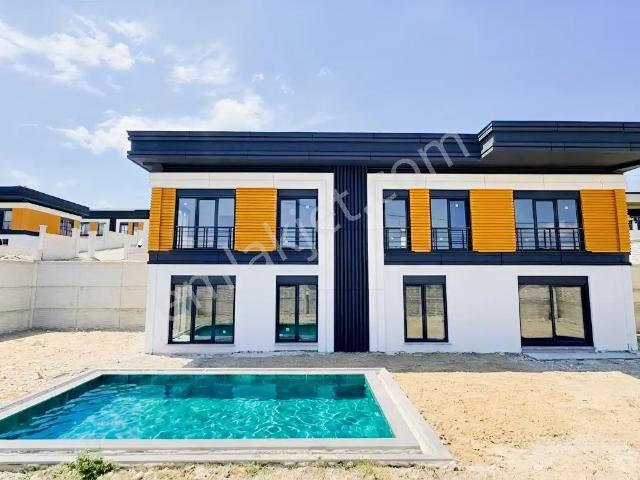 Kumburgazda E 6 Otoyolu Üzerinde Satılık Müstakil Villa