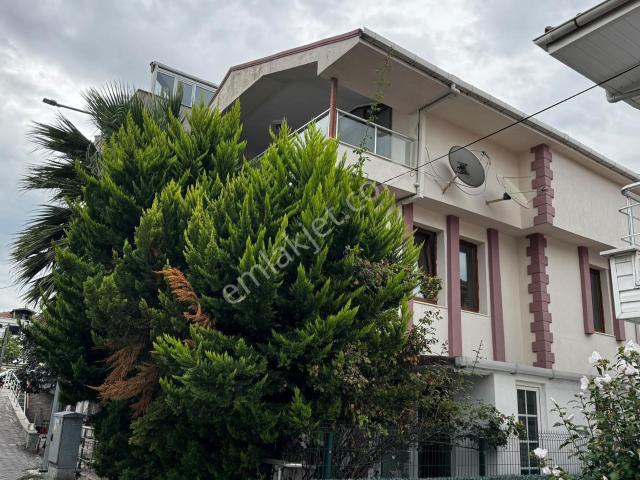 Kumburgaz'da Sahile 30 Metre 3 Katlı 5+2 Bahçeli Kiralık Villa