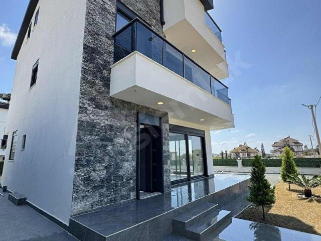 KUMKÖY DENİZ TARAFINDA MÜSTAKİL TRİPLEKS VİLLA