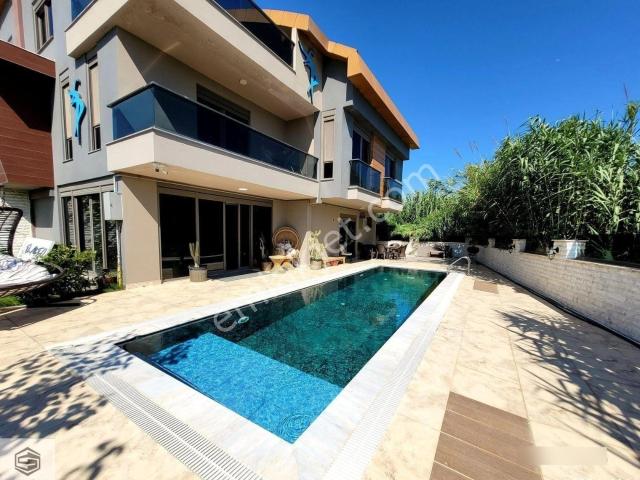 Kundu Turizm Yolunda 7+1 Havuzlu Doğalgazlı Tripleks Villa