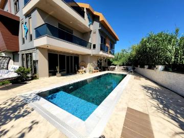 Kundu Turizm Yolunda 7+1 Havuzlu Doğalgazlı Tripleks Villa