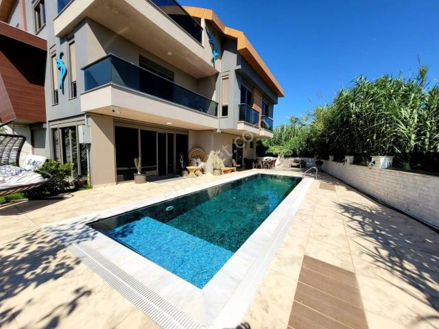 Kundu Turizm Yolunda 7+1 Havuzlu Doğalgazlı Tripleks Villa
