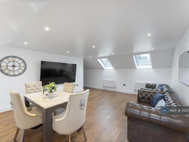 Kunle Court, Purley, CR8 2 bed flat to rent £2,250 pcm £519 pw