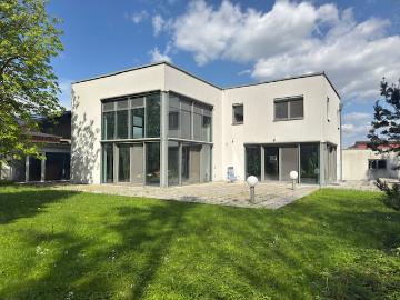 Kubische Architektenvilla mit Bürotrakt & parkähnlichem Grundstück