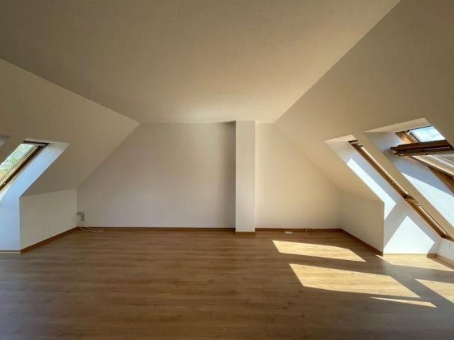 kühler Kopf im klimatisierten Schlafzimmer 2 Zimmer DG Wohnung ca. 56m² inkl. TG Stellplatz in Leubnitz