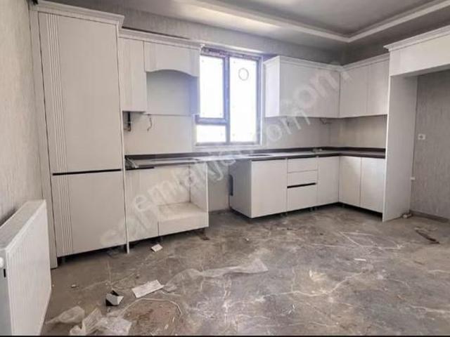 Kültür Emlaktan Sol Tarafta Uygun 4+0 Arakat Daire