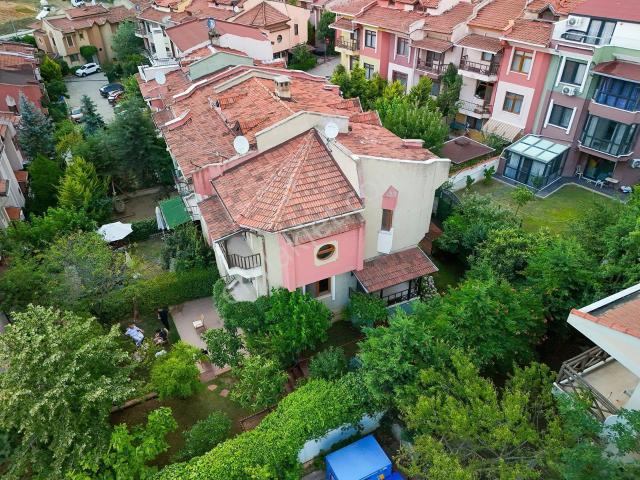Kurtköy Grupkent'te Geniş Bahçe Kullanımlı 4+2 Köşe Villa
