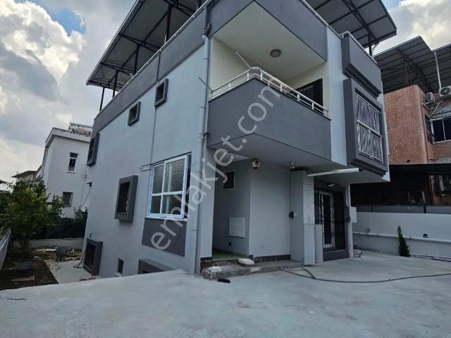 Kurttepe Mah. Semt Pazarı Civarı Triplex Bahçeli+teraslı 4+1 Kapalı Mutfak+doğalgazlı+çift Banyo