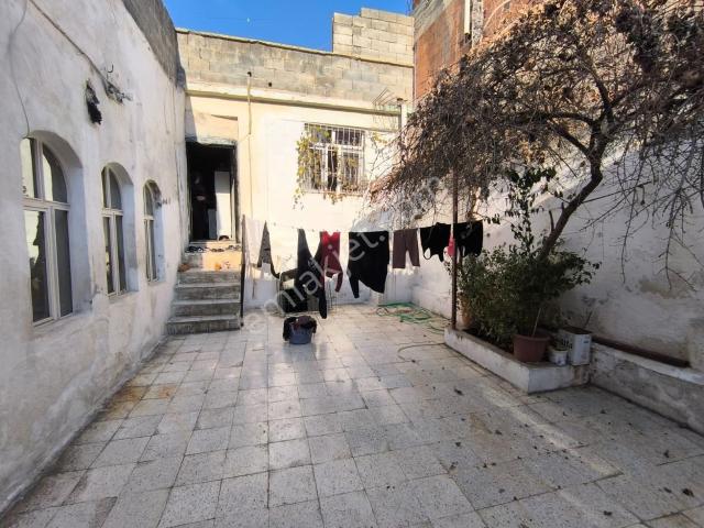 Kurtuluş Mahallesi'nde 170 Metrekare Satılık Avlulu Eski Urfa Evi