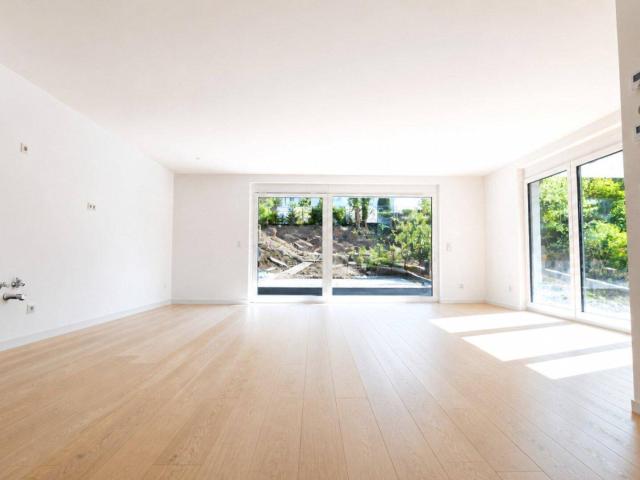 Kurz vor Fertigstellung: Großzügige 4,5 Zimmer Gartenwohnung mit Terrasse, drei Balkonen und exklusivem Highlight – Pool im Gemeinschaftsgarten!