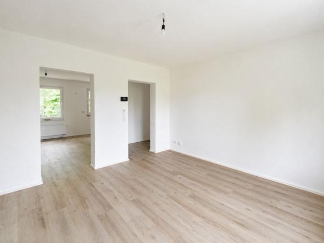 Kurze Wege und wunderbar zentral: Stilvolle, modernisierte 2 Zimmerwohnung – ideal für Singles