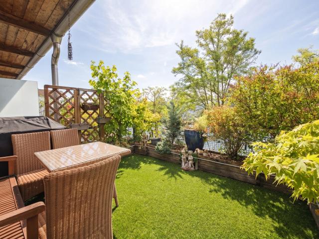Kurzfristig bezugsfreie 2 Zimmer Wohnung mit sonniger Dachterrasse und zwei Balkonen