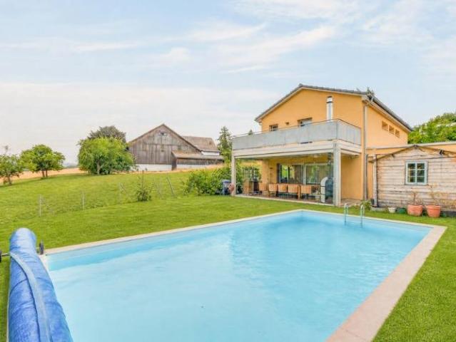 Kürzlich erbaute Familienvilla mit beheiztem Pool und freier Aussicht