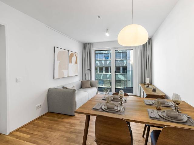 Kurzzeitmiete: 2 Zimmer Wohnung Standard möbliert mit Zugang zu Fitness, Co Working, Dachterrasse, Kinoraum